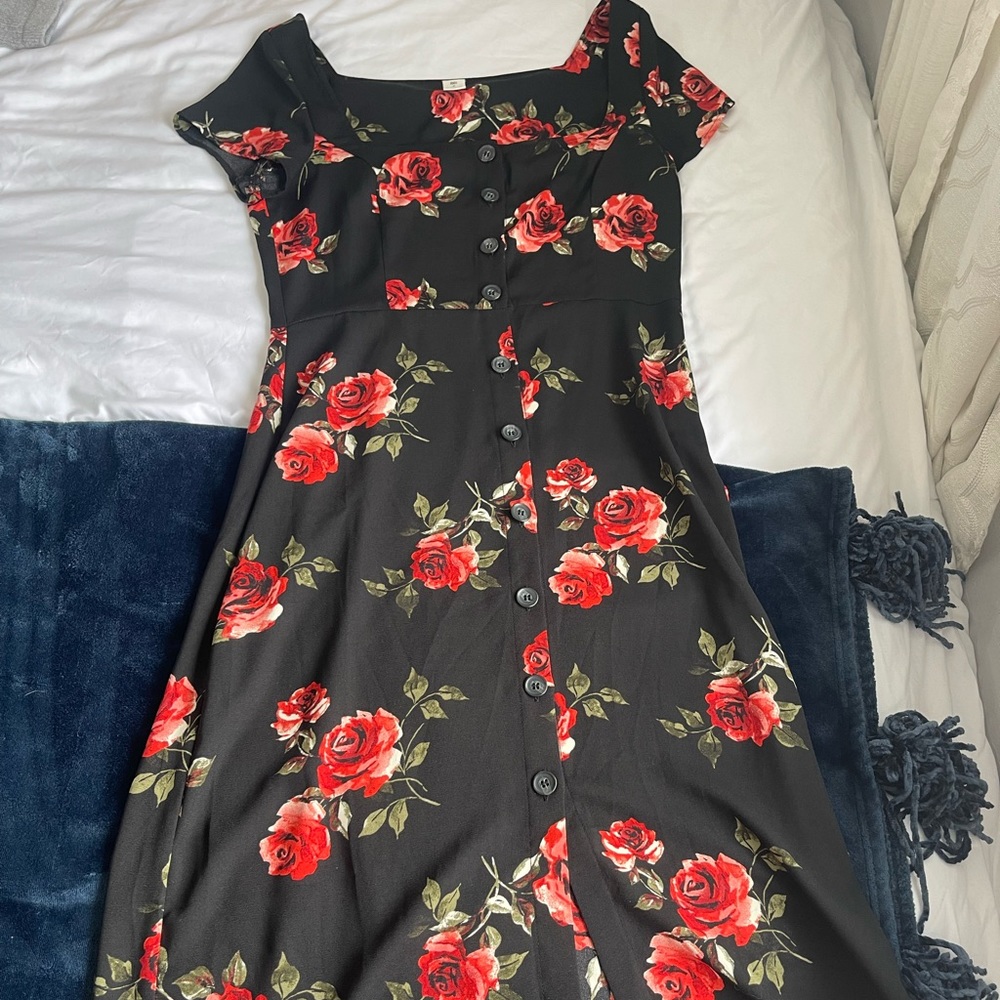 Like New, Never worn. 
Beautiful rose detailed midi dress. Size M in women.